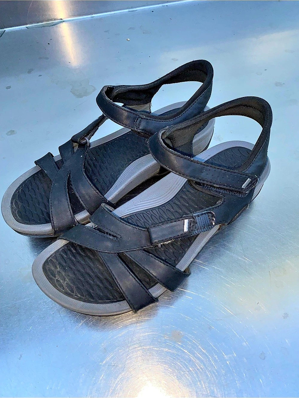 Bare traps Women's Black Strappy Sandals